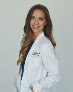 White Coat Ceremony Outfit, Medical Student Outfit, White Coat Outfit, Ceremony Outfit, Traveling Adventure, Pa School, Headshot Poses