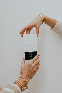 two women holding up a card with the word la compte written on it