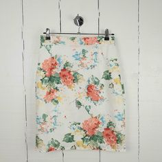 Vintage 80s Floral Pencil Skirt Boho Style Summer Skirt White Red Flowers Skirt Jupe Vintage Florale Made in France Cottagecore Countrycore Red Floral Print Pencil Skirt, Spring Retro Pencil Mini Skirt, Spring Retro Pencil Skirt, Vintage Lined Pencil Skirt For Spring, Vintage Pencil Skirt For Spring, Vintage Knee-length Pencil Skirt For Spring, Boho Style Summer, 80s Floral, Bohemian Mode