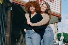 Timeless, trending, terrific. See how eight women in different shapes wear the ultimate forever piece. Fitted Denim Shirt, Entrepreneur Fashion, Denim Inspiration, Jeans Models, Shirt Tucked In, Cozy Cardigan, Influencers Fashion, Ribbed Cardigan, Double Up