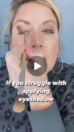 Eye Shadow Stencils, Easy Work Eyeshadow, Diy Pink Eyeshadow, Neutral Eye Shadowing Tutorial, Eye Makeup For Light Skin, Simply Eyeshadow Looks, Easy Make Up Hacks, Eyeshadow Over 50 Hooded Eyes, Easiest Eyeshadow Looks