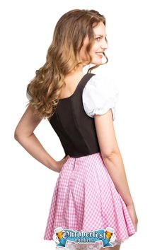 De Dirndl Eva is een korte Dirndl met een kanten petticoat aan de fraai vormgegeven rok bevestigd.  Het bovenlijf is donkerbruin met een blauwe strik. Het jurkje is getailleerd en door de sierveter af te stellen naar jouw ideale pasvorm. Daarnaast bevat de Eva een witte top met pofmouwtjes. De blouse, rok en korsetgedeelte zijn aan elkaar bevestigd en is dus helemaal compleet!