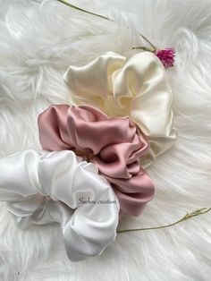 🌸 Our mulberry silk scrunchies are the perfect choice for hair looking for softness and shine. Made from OEKO-tex standard 100 certified 19 Momme natural mulberry silk, it is soft and lightweight so it won't damage your hair. 🌸 It ensures perfect hold of your hairstyle throughout the day, while protecting it against frizz and breakage. 🌸 Handmade with love and care 🌸Dimension size 10 cm equal to 10cm in diameter size 12cm equal to 12 cm in diameter ✔️ Fast and careful shipping. Silk Scrunchies, Silk Hair, Natural Silk, Mulberry Silk, Hair Brush, Hair Looks, Wedding Shop, Hair Ties, Scrunchies