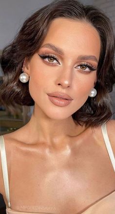 18. Makeup for Short Hair For the hopeless romantic bride, the wedding day is a dream come true. To complement your enchanting aura and... Hair For Brides, Short Hair Makeup, Romantic Wedding Makeup, Big Eyes Makeup, Wedding Makeup Ideas, Gorgeous Wedding Makeup, Romantic Makeup, Wedding Makeup Tutorial