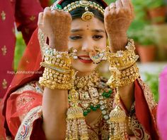 Mehandi Hands, Yrkkh Akshu, Bridal Pose, Indian Bride Poses, Bridal Mehandi, Bridal Chura, Pre Wedding Photoshoot Outfit