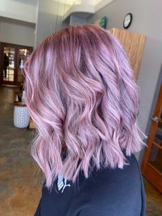 This modern women’s a-line cut hairstyle paired with the ashy blonde light pink hair is so beautiful and aesthetically pleasing! Ash And Pink Hair, Light Pink And Purple Hair, Ashy Pink Hair, Pastel Pink And Purple Hair, Ashy Pink, Dusty Pink Hair, Pretty Short Hair, Rose Blonde