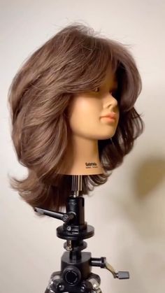 Feather With Layer Haircut, Cute Medium Layered Haircuts, 1970s Feathered Hair, Short Hair With Layers Styling, Layered 80s Haircut, Layered Feathered Hair Short, Short Hair Feather Cut, Short Farrah Fawcett Hair, Short Feathered Layered Haircut