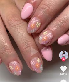 Short Oval Nails Designs Spring, Small Summer Nails, Short Round Acrylic Nails Summer, Short Round Summer Nails, Light Pink Nails With Flowers, Spring Nails With Flowers, Pink Nails With Flowers, Flower Nail Ideas, Cute Flower Nails