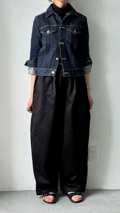 Denim Jacket Black Pants, Navy Tshirt Outfit, White Shirt Outfit Women, Buggy Jeans, Japan Fashion Women, Fifties Fashion, Mode Casual, 가을 패션, Outfits Casuales