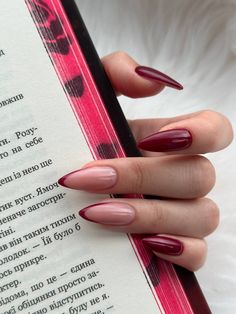 Маникюр бордовый, форма миндаль, френч Brown And Red Nails, Red Aesthetic Nails, Book Inspired Nails, Nailart Aesthetic, Nail 2023, Bridesmaids Nails, Wine Nails, 2023 Nails, Casual Nails