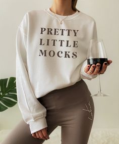 Sweatshirt Model, Slogan Sweatshirt, Model Outfits, Clothing Mockup, Funny Slogans, Gildan Sweatshirts, Simple White, Brown Sweater, White Sweatshirt