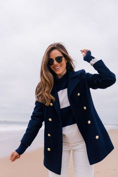 50 looks femininos e masculinos nas cores azul marinho e branco | Blog da Mari Calegari Gloomy Beach, Preppy Fall Fashion, Fall Fashion Coats, Preppy Fall, Gal Meets Glam, Outfit Trends, Navy Fashion, Mode Vintage