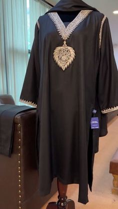 Velvet Dress Designs, Dresses Design, Diy Anniversary, Pakistani Dresses Casual, Dress Design Patterns, Sleeves Designs For Dresses, Boutique Dress Designs, Boutique Dress, Fashionista Clothes