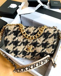 Houndstooth Bag, Handbag 2022, Chanel 19 Bag, Bag Template, Trend 2023, Handbag Stores, Ladies Bag