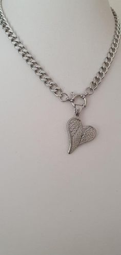 Heart With Wings Necklace, Elegant Silver Necklace With Angel Wings, Chains Aesthetic, Elegant Angel Wings Pendant Jewelry, Diamond Angel Wing Necklace, Angel Wings Heart, Elegant Heart-shaped Angel Wings Necklace, Winter Jewelry, Heart Chain