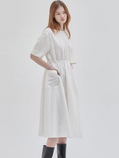 This is NILBY P’s refreshing dress. It's a casual yet feminine item with soft curved lines on the sleeves and a casual string detail at the waist. The waist string allows for size adjustment according to preference. It pairs well with various outerwear such as jackets, denim, blousons, and leather items, making it highly versatile.- Ideal for daily wear- Can be styled with different looks- Enhanced usability with side pockets White Short Sleeve Dress With Drawstring, Short Sleeve Midi Dress With Drawstring For Summer, Summer Short Sleeve Midi Dress With Drawstring, Summer Midi Dress With Drawstring And Short Sleeves, Daywear Midi Dress With Drawstring, Midi Length Dress With Drawstring For Daywear, Chic Spring Dresses With Drawstring, Casual Drawstring Dresses For Work, Elegant Summer Midi Dress With Drawstring