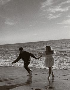 Black & white beach couple film photos in malibu Hands Brushing Together, Black And White Beach Engagement Photos, Film Beach Engagement Photos, Vintage Beach Engagement Photos, Soulmates Aesthetic, Polaroid Shoot, Unconventional Aesthetic, Pre Wedding Praia, Engagement Photo Shoot Beach