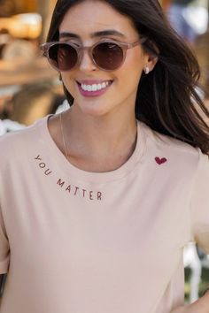 Cropped rosé, com frase bordada escrito: "You matter".Tradução: Você importa.Modelagem: Gola redonda com ribana.Tecido: Algodão, super macio, e de alta qualidade.A modelo da foto usa tamanho P.Nossas tees possuem a modelagem mais soltinha. Verifique a tabela de medidas para identificar o tamanho ideal: Tshirt Business, Love Tag, Shirt Design Inspiration, Statement Tshirt, You Matter, Super Mom, Sewing Basics, Mom And Dad, Tshirt Print