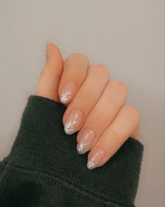 Cream Nails With Sparkle, Bridesmaid Nails Silver, Graduation Nails Silver, Sliver Nails Ideas, Silver Short Nails, Simple Silver Nails, Silver Nails Short, Nutral Nails, Short Silver Nails