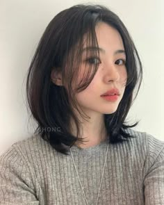 Korean Short Hair For Long Face, Short Hair For Round Face Korean, Korean Layered Short Hair, Long Korean Bob With Curtain Bangs, Kdrama Short Hairstyles, Korean Shoulder Length Hair With Layers, Short Hairstyle For Straight Hair Asian, Shorthair Haircut For Round Face, Short Hair With Bangs For Round Faces Layered Bobs