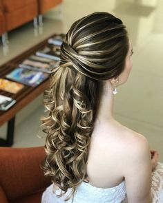 Vestido para mãe da debutante: dicas para encontrar o modelo ideal! | Blog de 15 Anos para Debutantes | Aceito Sim Classy Hairstyles, Curly Wedding Hair, Elegant Wedding Hair, Long Hair Wedding Styles, Pinterest Hair, Penteado Cabelo Curto, Hoco Hair Ideas, Hoco Hair, Wedding Hairstyles For Long Hair