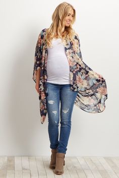 This gorgeous floral maternity kimono is the perfect addition to your wardrobe… Stitch Fix Maternity, Comfy Jeans Outfit, Prego Outfits, Maternity Clothes Fashionable, A Pregnant Woman