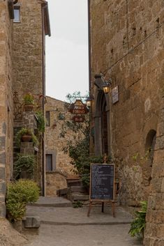 civita di bagnoregio italy Italian Villages Small Towns, Italian Alley, Italy Neighborhoods, Italy Alleyway, Italian Fishing Village, Building Art, Plan Your Trip, Italy Travel, Travel Destinations