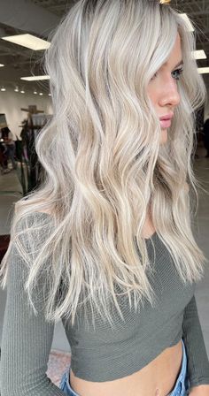 Vanilla Platinum Blonde Hair, Bright Vanilla Blonde Hair, Cool Vanilla Blonde Hair, Beautiful Blonde Hair Color Ideas, Waved Hair, Vanilla Beige Blonde Hair, Beach Wave, Hair Colour Ideas For Blondes, Blonde Hair Shadow Root