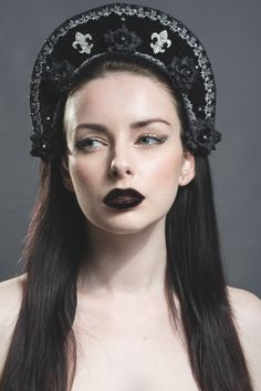 Goth Couture, Mystic Girls, Gothic Crown, Gothic Looks, Rose Noir, Russian Culture, Headpiece Hairstyles, Silver Lace