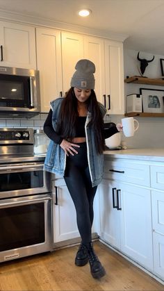 Casual Date Night Outfit Winter, Sherpa Vest Outfit, Jean Vest Outfits, Denim Vest Outfit, Edgy Fall Outfits, Vest Outfit, Sherpa Vest, Fall Winter Wardrobe, Closet Inspiration