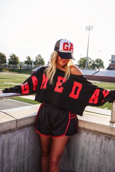 Cute Football Game Outfits For Women, 49ers Game Day Outfit Women, Outfits To Wear To A Football Game, Red Football Game Outfit, Football Mom Outfit, Baseball Mom Outfits, Game Day Sweatshirt, Sporty Spice, Football Fashion