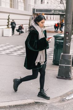 Dr Martens Outfit, Martens Style, Doc Martens Outfit, Mode Tips, Mode Casual, Green Coat, Doc Martens