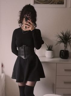 Gothic look, corset, Black outfit, aesthetic Soft Goth Grunge Outfits, Gothic Outfit Ideas Casual, Basic Gothic Outfit, Goth Outfits With Corset, Gothic Corset Outfits, Gothic Party Outfit, Gothic Casual Outfits, Outfit Ideas With Corset, Goth Party Outfit