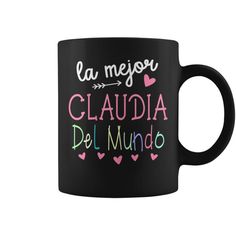 a black coffee mug with the words la mejor claudia del mundo on it