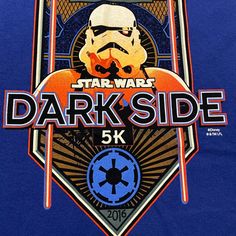 the star wars dark side 5k logo on a blue t - shirt with an orange and white darth vader helmet