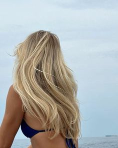 Hawaii Blonde Hair, Surf Blonde Hair, Blonde Beach Girl, Summery Blonde, Surfer Blonde, Curly Beach Hair, Super Blonde Hair, Beach Blonde Hair Color, Beach Blonde Highlights