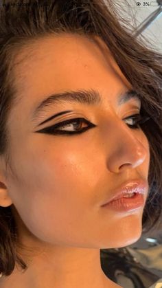 Makeup Hooded Eyes, Eyeshadow Application, Vampire Bride, Graphic Makeup, Rave Makeup, Hooded Eye Makeup