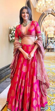 Mishruofficial Lehenga, Wedding Sangeet Outfits, Ethinic Dresses For Women, Aesthetic Lehenga Designs, Indian Sangeet Outfit, Trendy Blouse Designs For Lehenga, New Trend Lehenga Designs, Red Lehenga Designs, Pink Lehenga Bridal