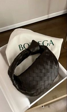 Bottega Jodie, Bottega Bag, Mini Jodie, Expensive Bag, Bag Obsession, Jane Birkin, Women Bags Fashion, Essential Bag, Casual Winter Outfits