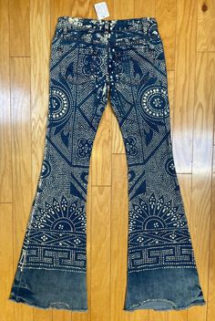 Amazing pair of deadstock vintage Free People bell bottom denim jeans embellished with gorgeous hand stencilled bleach geometric & organic patterns in an AOP / all over pattern. Front & back pockets. Belt loops. Raw hems.  Very bohemian, unique pair of jeans! These will be your go-to jeans because they look soooo good and they're soooo comfy.  Just brace yourself for a zillion complements and a zillion "I LOVE your jeans! Where did you get them?!" questions! :)  💥Condition: Pristine vintage con Bleaching Denim, Pattern Jeans, Jeans Unique, Jeans Embellished, Organic Patterns, Hand Stencil, Denim Ideas, Patterned Jeans, Bleached Denim