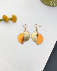 PENDIENTES DE PIEL CON ENGANCHE DE ACERO INOXIDABLE. IDEALES PARA UNA CELEBRACION ESPECIAL, BODAS, FIESTAS, BAUTIZOS... PINCHA AQUÍ PARA OBTENER UN 20% DE DESCUENTO EN TU PRIMERA COMPRA subscribepage.io/luarbisuteria Gold Leather Dangle Earrings, Gold Leather Earrings For Gift, Orange And Gold, Earrings Elegant, Wedding Jewelry Earrings, Orange Leather, Earrings Long, Gold Leather, Elegant Earrings