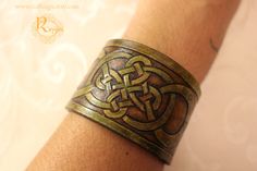 "The item for sale is a hand tooled leather bracelet. Features include: Infinity and quad knot design ~Size: many sizes to choose from! However, if you need custom sizing then select \"Custom Size\" from the drop down options and add your size in the \"Notes to Seller\" section on the purchase screen! ~Measurements: 1 ¾ inches wide  ~Made from approx. 4 oz. tooling leather for durability without loosing flexibility ~Dye, paints and stains: dyes were custom mixed in several shades of green and br Mens Leather Jewelry, New Snap, Celtic Bracelet, Bracelets Design, Celtic Style, Leather Wristbands, Knot Bracelet, Bracelet Design, Hand Tooled Leather