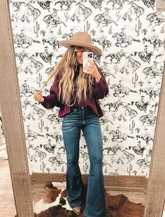 Rodeo Dinner Outfit, Flare Jeans Cowgirl Outfit, Western Women’s Outfits, Cardigan T Shirt Outfit, Country Sheek Outfits, November Nashville Outfits, Western Christmas Outfits Party, Western Fall Fits, Western Professional Outfits