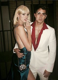 tony montana and elvira, woman with blue silk dress, last minute halloween costumes, man with white suit Elvira Hancock, Halloween Costume Couple, Meme Costume, Best Couples Costumes, Classic Halloween Costumes, Halloween Coustumes, Couples Halloween Outfits, Cute Couple Halloween Costumes, College Halloween