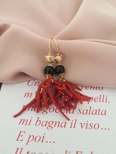 Statement earrings made of: - Natural Coral branches, red color; - Faceted Onyx stones (8 mm), black color; - Gold plated 925 Sterling Silver hookswith little turtle. Lenght : 6 cm / 2,36 inches * SHIPPING * Your order will be shipped within 1-3 business days from your purchase. You can choose between 2 shipping methods: STANDARD MAIL (NOT TRACEABLE) It is a cheap and fast shipping method, but NOT TRACEABLE. Chapeau Atelier is not responsible for any postal disruptions, delays or losses. REGISTE Natural Coral, Cluster Earrings, Onyx Stone, Statement Earrings, Red Color, Onyx, Black Color, Etsy Earrings, Dangle Drop Earrings