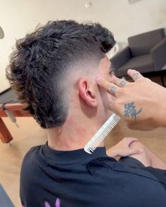 L U C A S  L I M A on Instagram: "Moica 🔥🔥🔥🔥🔥  Comente o que achou ! 👇🏻" Skin Fade Mullet Men, Taper Fade Mohawk Men, Mohawk Fade Straight Hair, Mens Haircut Fohawk Fade, Short Men’s Curly Hair, Mens Mini Mullet, Tapered Wide Hawk, Boys Short Mullet Haircut, Subtle Mohawk Men