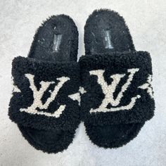 Louis Vuitton Paseo Flat Mule 38 Black & White Shearling Lv Fluffy Slippers, Louis Vuitton Slippers, Slippers Fluffy, Shoes Louis Vuitton, Fluffy Slippers, Flat Mules, Louis Vuitton Shoes, Mule, Slippers