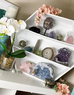 Crystal Book Shelf, Crystals Organization, Crystals Display Ideas, How To Display Crystals, Small Crystal Display, Crystal Organization Display, Tarot Setup, Crystal Storage Ideas, How To Display Crystals And Stones