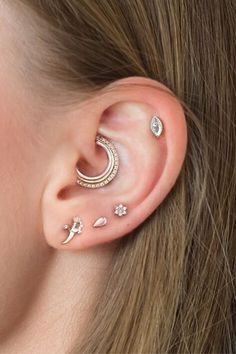 A woman wearing multiple silver earrings. Alternative Chic, Cartilage Piercing, Geometric Lines, Affordable Jewelry, Single Earring, Pretty Jewellery, Cz Stone