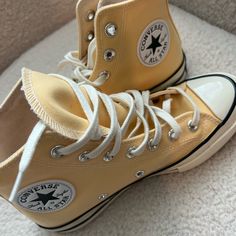 Never Worn Converse Every Color, Yellow Sneakers Aesthetic, Casual Yellow Converse Sneakers, Pastel Yellow Converse, Light Yellow Converse, Yellow Converse Sneakers, Yellow Platform Converse, All Star Cano Alto, Hippie Boho Outfits